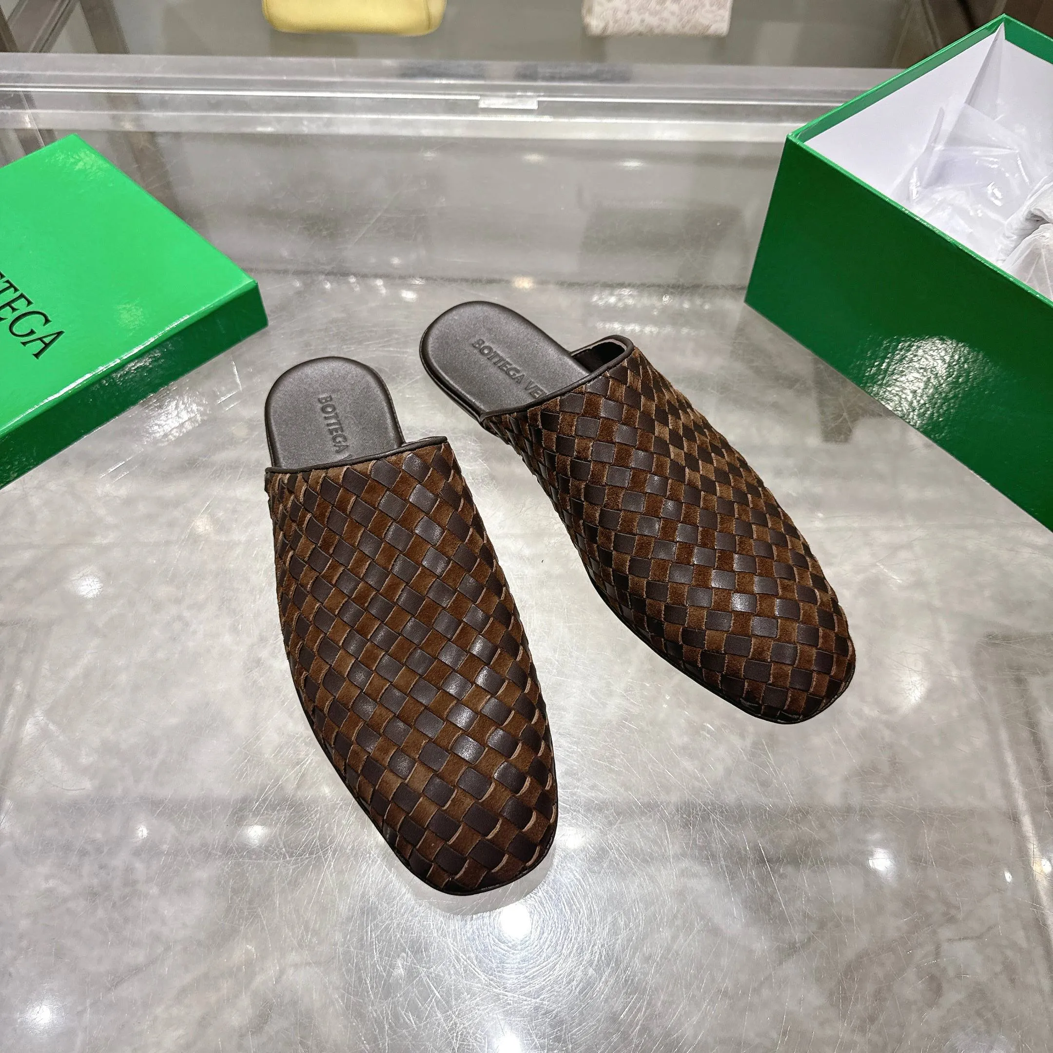 [BV] Top P: 720💰Size for couples: Female 35-39 Male 39--44 (Female 40. Male 38.45.46.47 customization is not returnable) [Note‼ ️] Add 💰 to size 46, add 💰 to size 47. Bottega Veneta's 2025 autumn counter synchronized genuine leather outsole classic woven half-drag couple model Bottega Veneta square toe flat shoes, imported mixed sheepskin, imported sheep! Leather outsole! [Rose][Rose]! Purely hand-woven and operated, the original board is reproduced one-to-one! quality assurance!